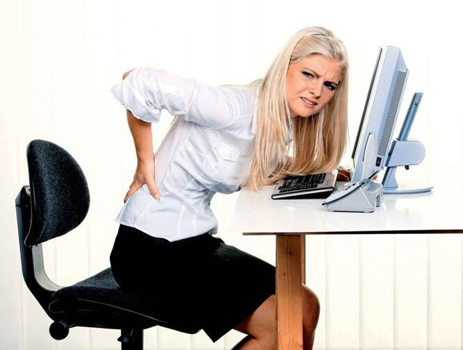 Ang babaye adunay sakit sa likod